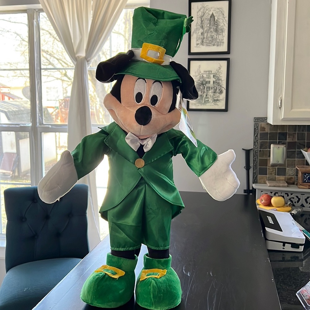 Disney Mickey Mouse 🐭 St. Patrick’s Day 🍀 Greeter NWT